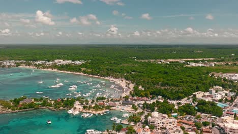 vista a vista de pájaro del puerto turístico de bayahibe y el paisaje circundante, la romana en la república dominicana