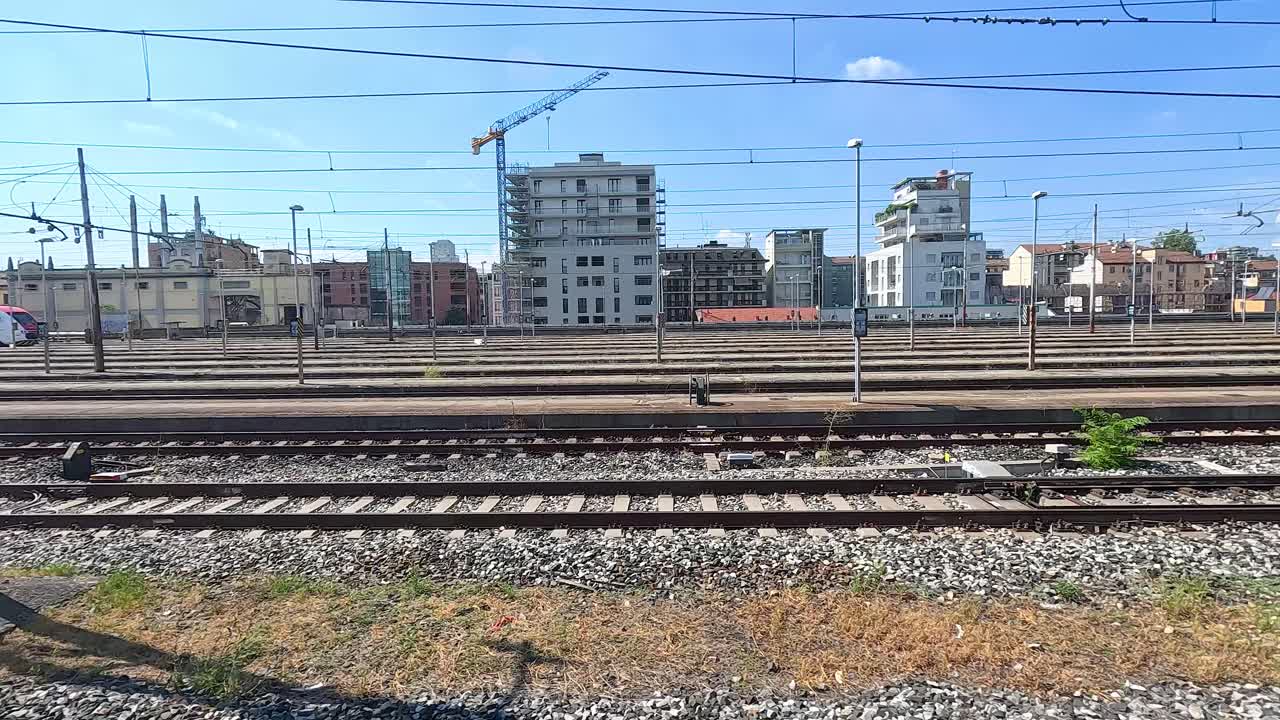 밀라노의 도시 철도 풍경을 통과하는 열차