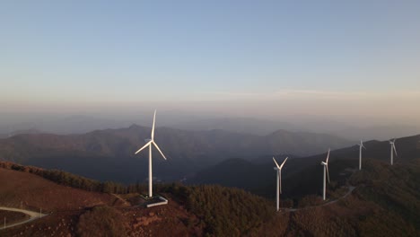 generadores eléctricos de viento en la cima de la montaña