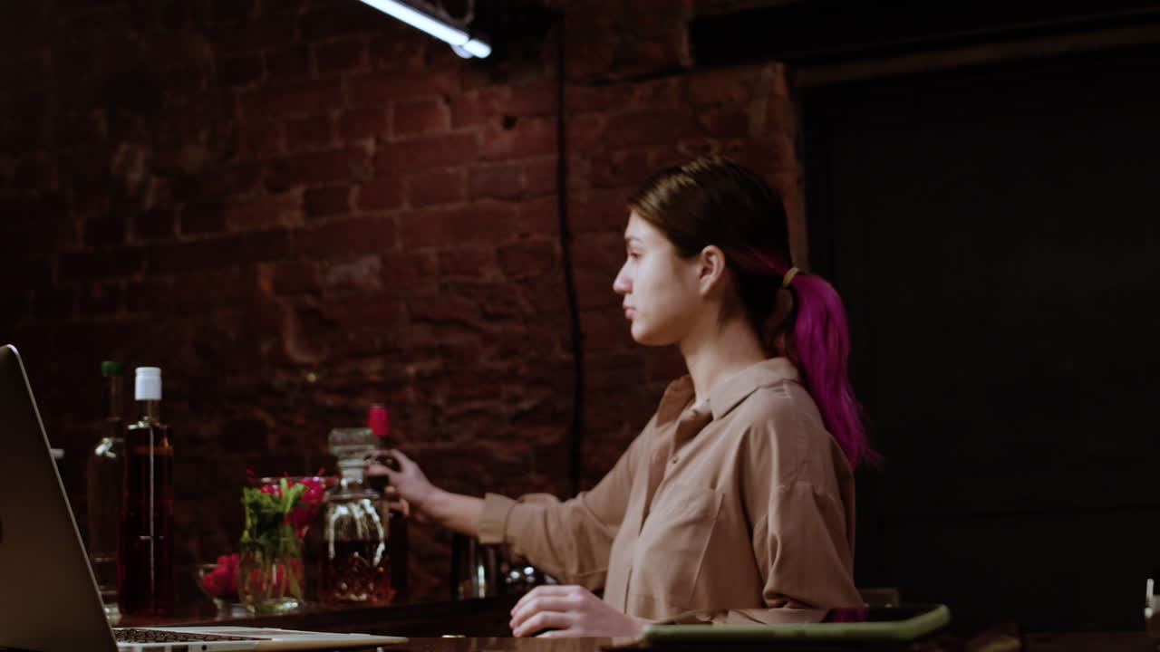 바텐더가 재고 정리를 하고 있다