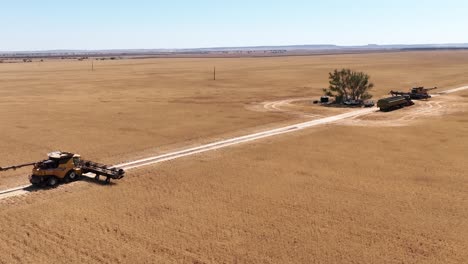 este material captura la sinergia de la tecnología agrícola moderna, mostrando el papel esencial de los frentes de cabecera en el proceso de cosecha de trigo