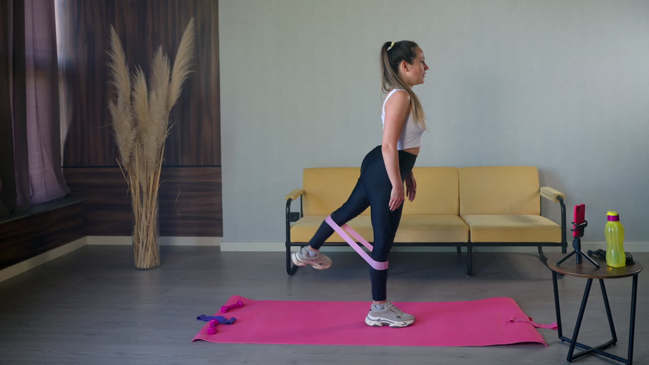 mujer haciendo ejercicios para las piernas en casa