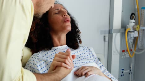 Man-comforting-pregnant-woman-during-labor-in-ward