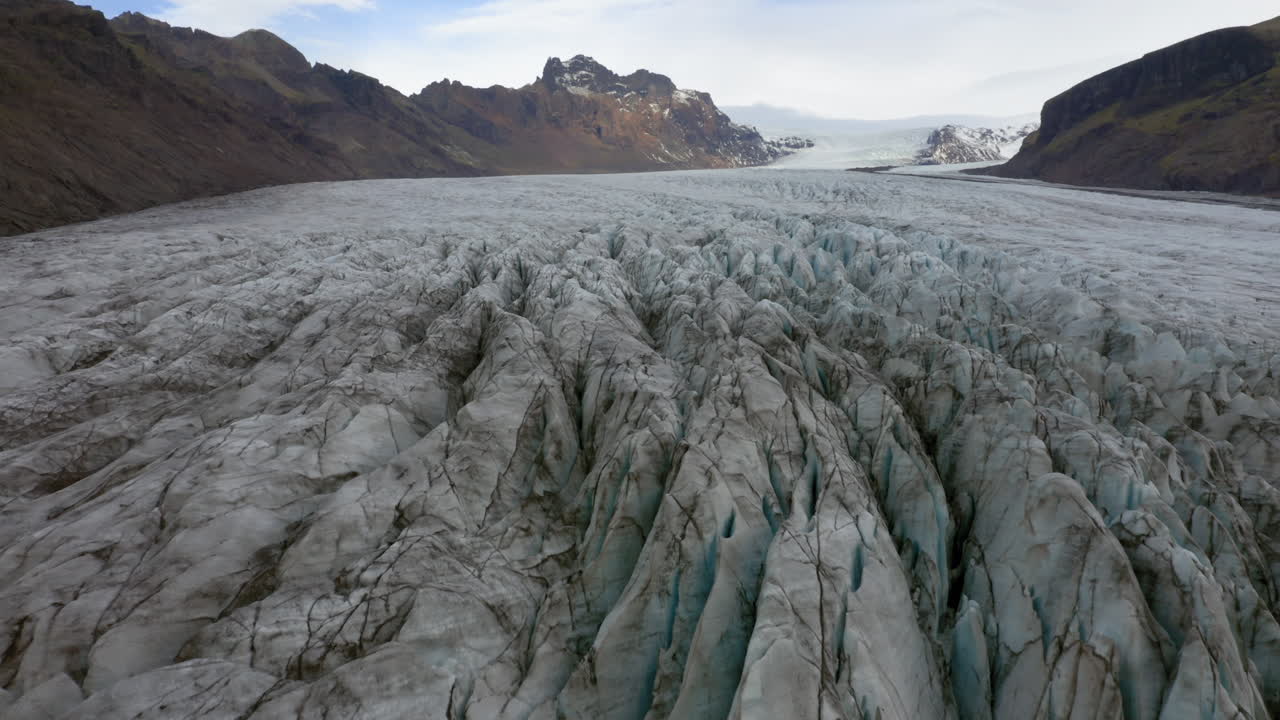 느린 공중 후방 공개 샷