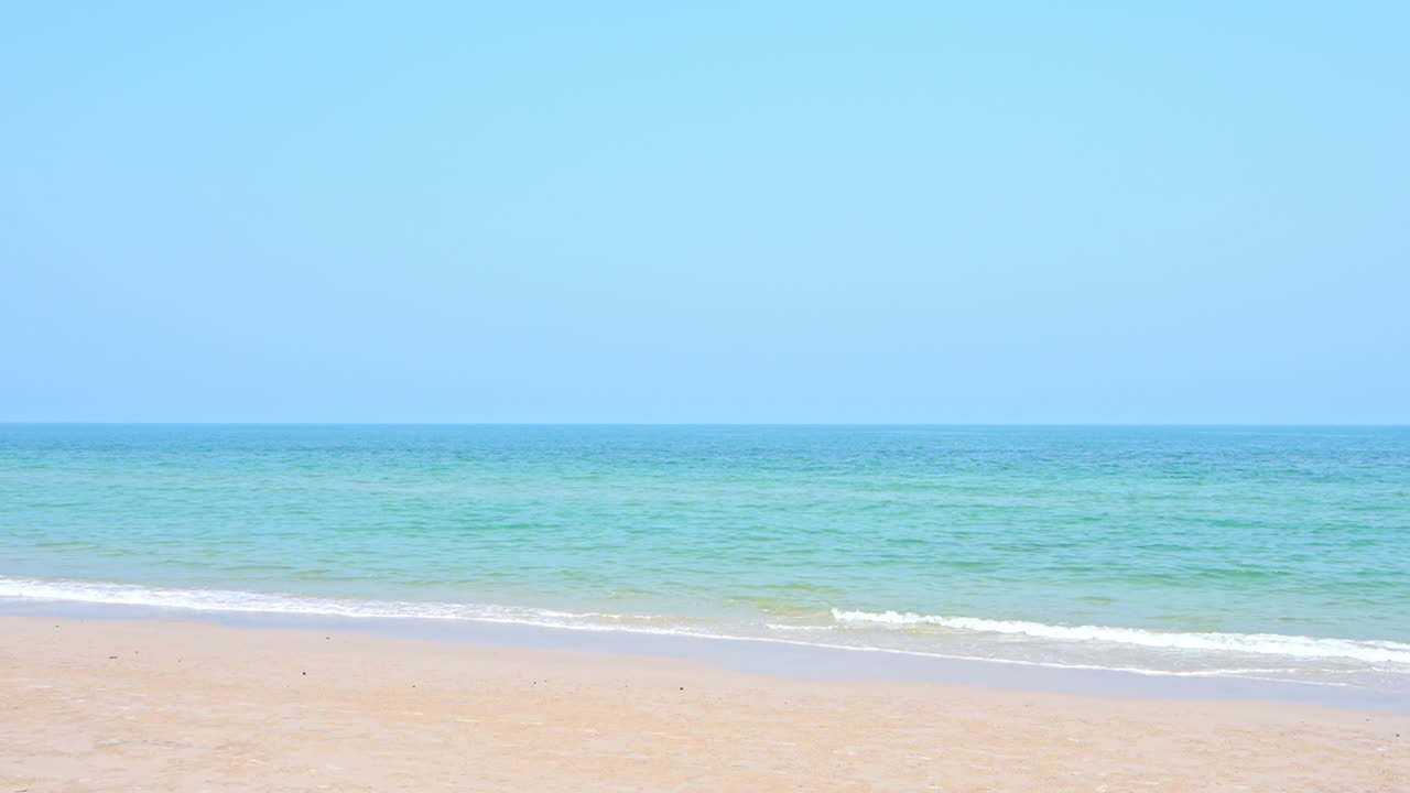 텅 빈 백사장에 부서지는 가벼운 카리브 해의 파도, 더운 여름날의 열대 평온, 풀 프레임