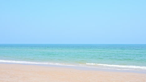 空の白い砂浜に砕ける軽いカリブ海の波、暑い夏の日の熱帯の静けさ、フルフレーム