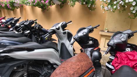 filas de motocicletas estacionadas en hanoi, vietnam