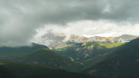 Die-Sonne-Scheint-Durch-Die-Bergwolken-In-Colorado