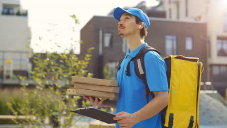 el repartidor de pizzas.