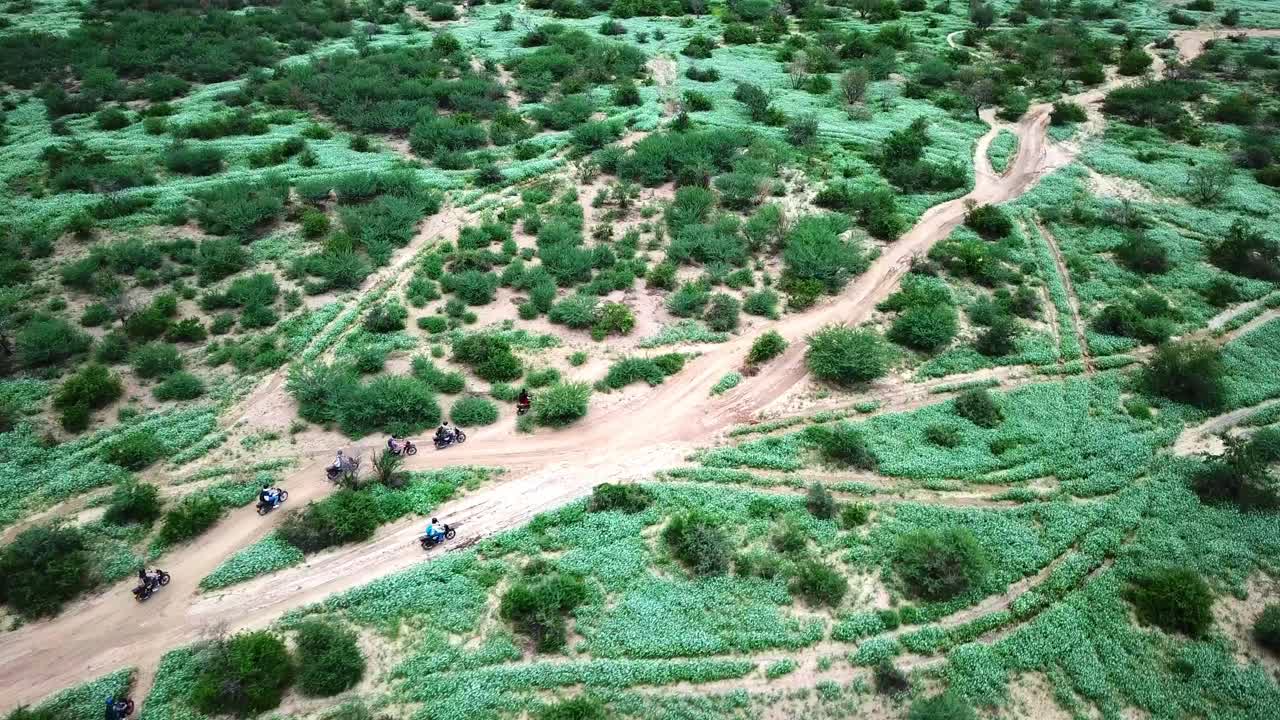 viajeros durante el tour en motocicleta safari en kenia - toma aérea de drones