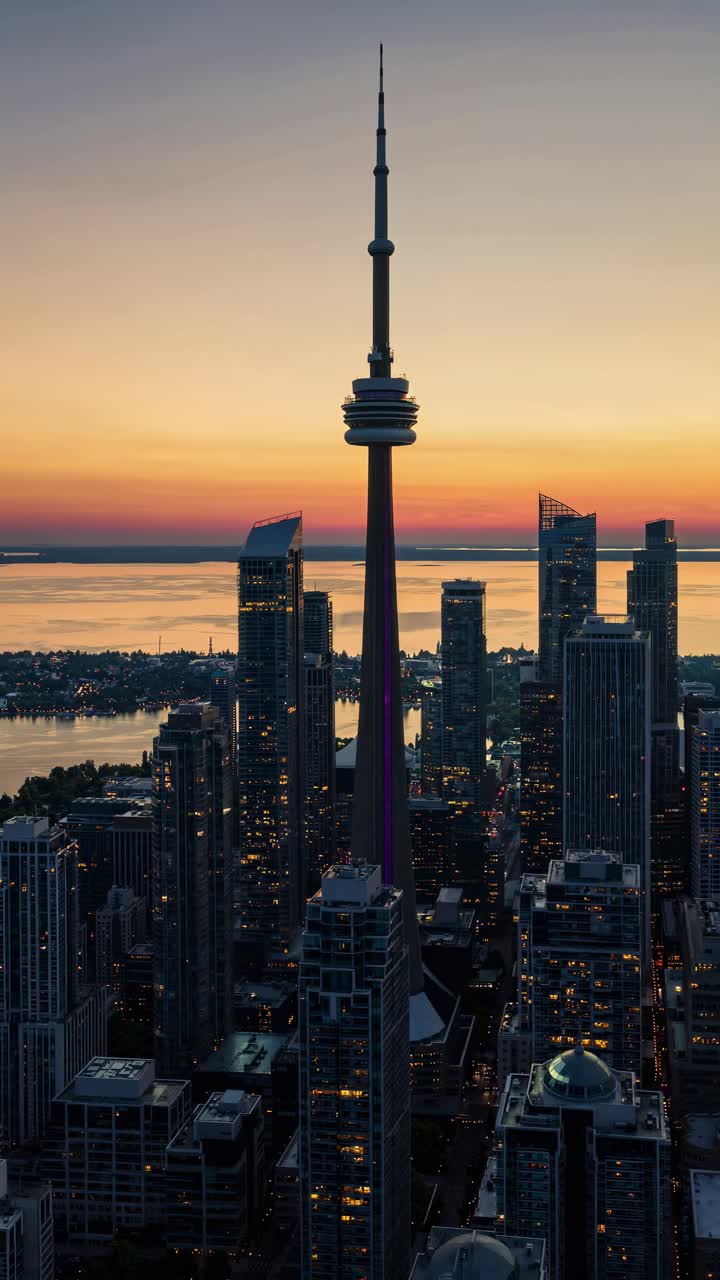 Vista aerea dello skyline di una città al tramonto, che mette in risalto una torre alta