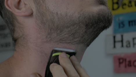 Hombre-Caucásico-Afeitándose-La-Barba-A-La-Longitud-Del-Pelo-Cero-Con-Maquinilla-De-Afeitar-Eléctrica