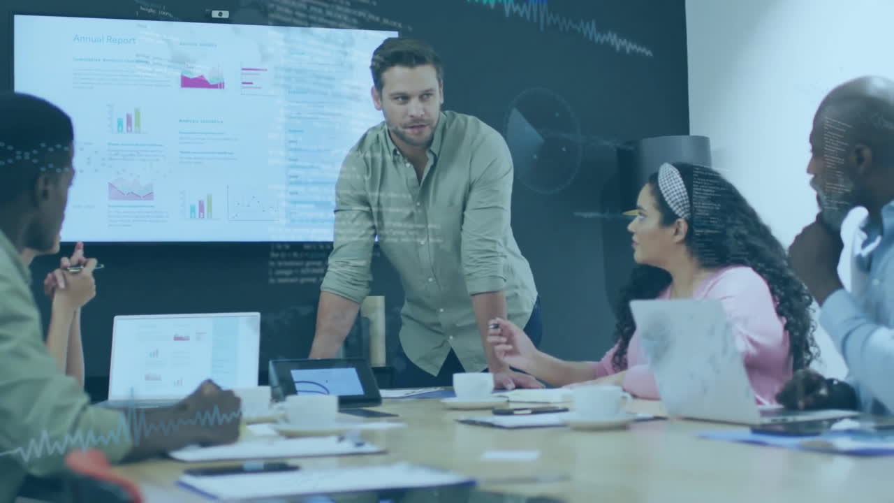 animación del procesamiento de datos financieros sobre diversas personas de negocios en la oficina