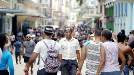 escena de la calle ocupada en una ciudad cubana