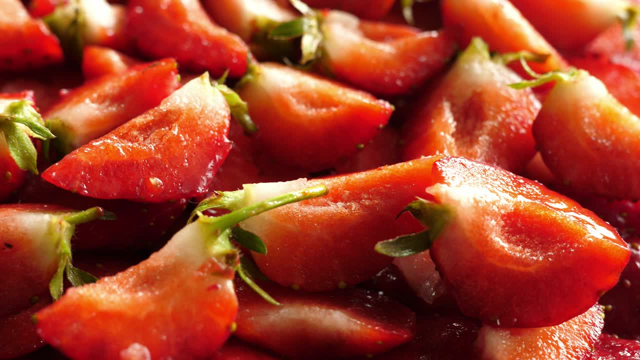 딸기 딸기를 4 분으로 잘라서 회전 회전