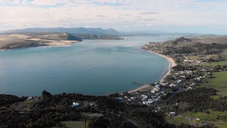 vista aérea volando hacia atrás sobre omapere, nueva zelanda