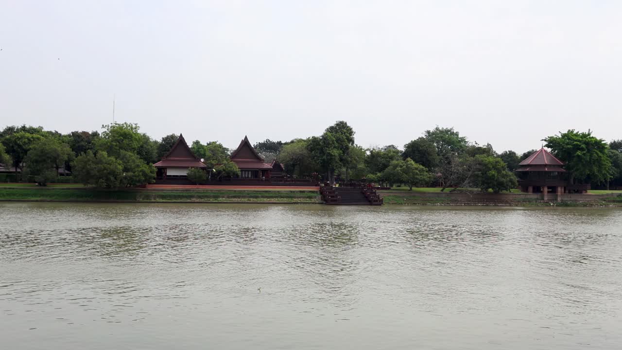 vista panorámica de la antigua casa junto al río