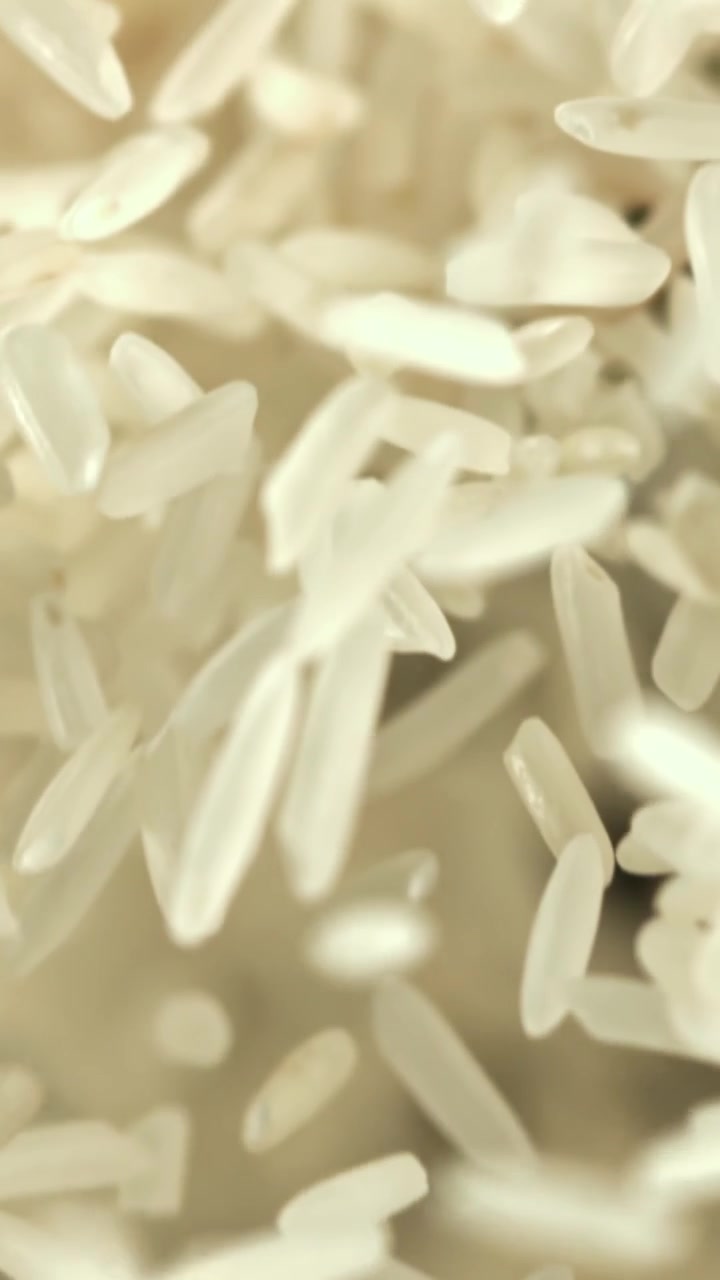Macro di chicchi di riso bianco che cadono e riempiono l'inquadratura