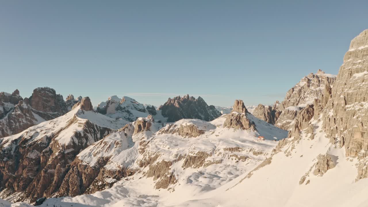 dron dolly froward disparó sobre las montañas dolomitas en invierno profundo