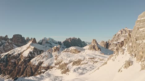 Dolly-Froward-Drohne-Schoss-Im-Tiefen-Winter-über-Die-Dolomiten