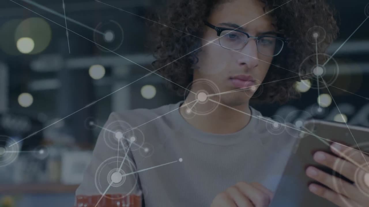 animación de la red de conexiones y puntos de luz sobre el estudiante biracial