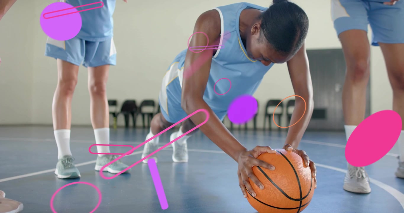 En spiller griber bolden og laver armbøjninger som en basketballøvelse, mens magenta overlejringer vokser og dækker spillere, der gradvist forsvinder.
