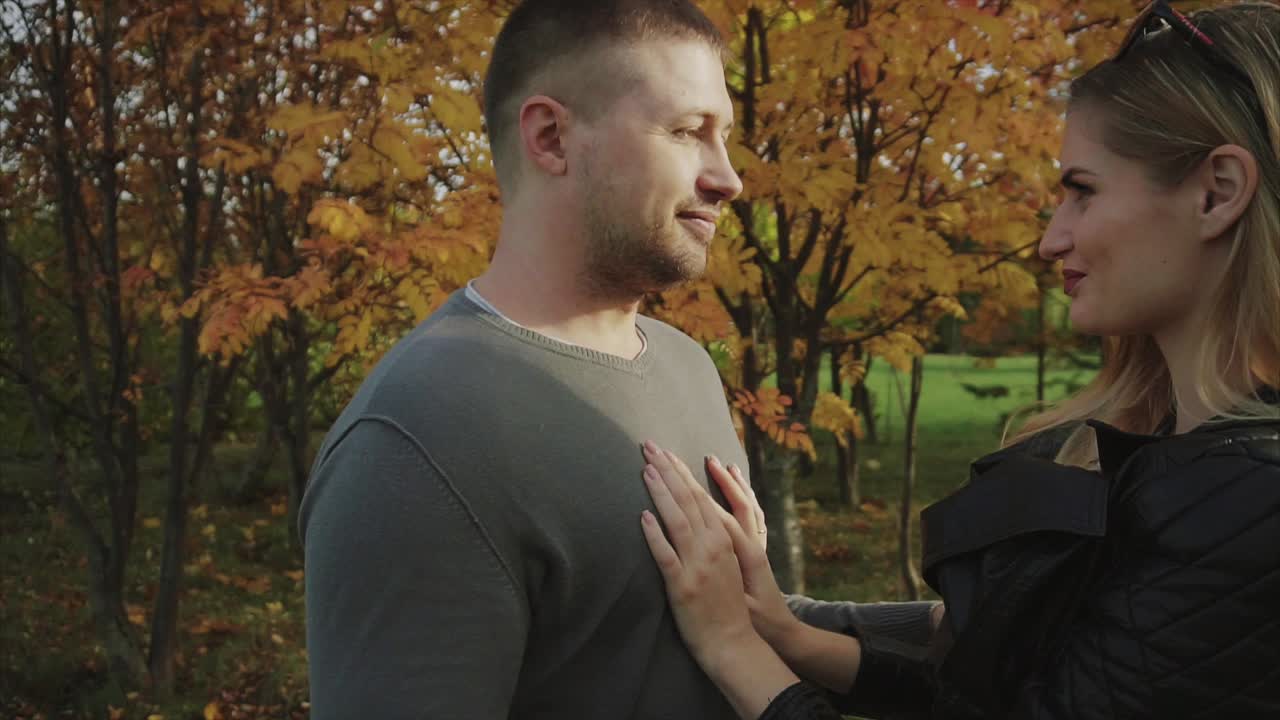 пара в осеннем парке