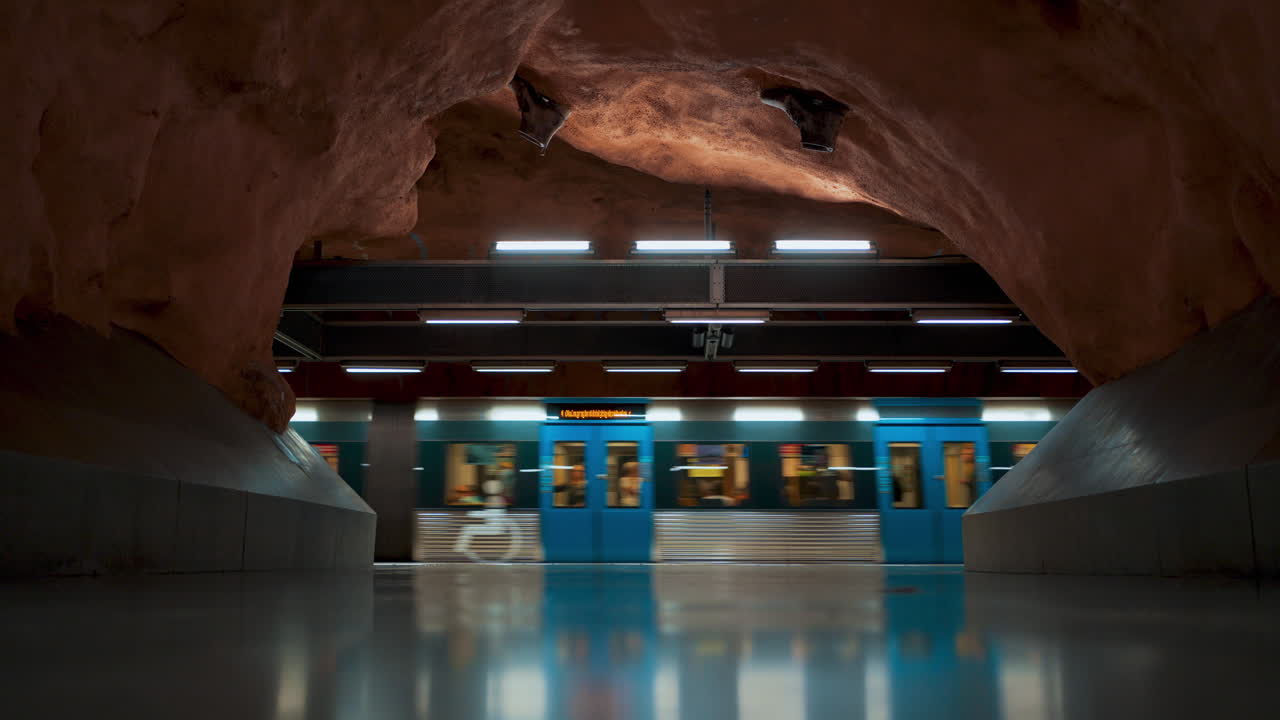 Stunning Stockholm Metro Station: Solna Centrum's Cave-Like Design