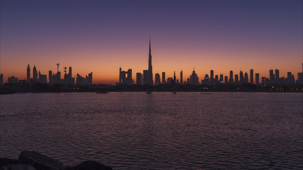 vista panorámica de los rascacielos modernos y el horizonte de la ciudad al amanecer en dubai.uae