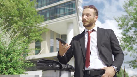 un hombre de negocios emprendedor hablando por teléfono celular.