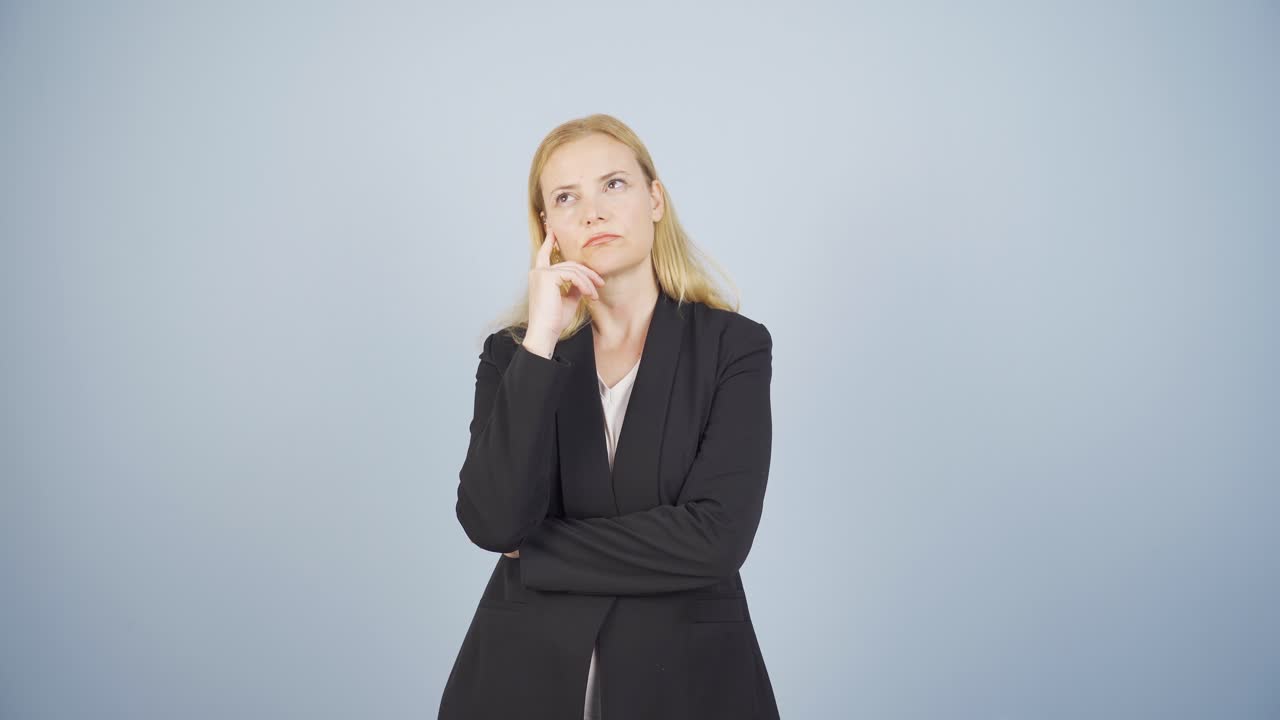 una mujer de negocios reflexiva y calculadora.