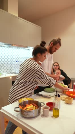 pareja cocinando juntos en casa
