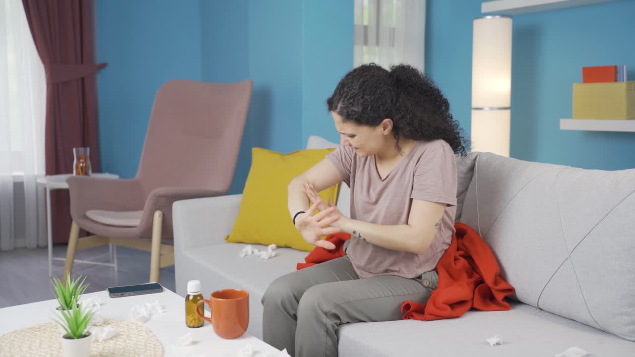 mujer joven enferma con problema de erupción cutánea.