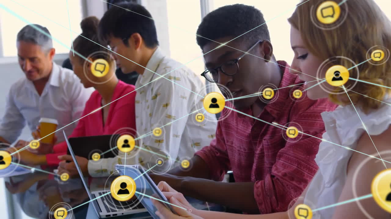 다양한 사업가들이 일을 논의하는 아이콘과 연결 네트워크의 애니메이션