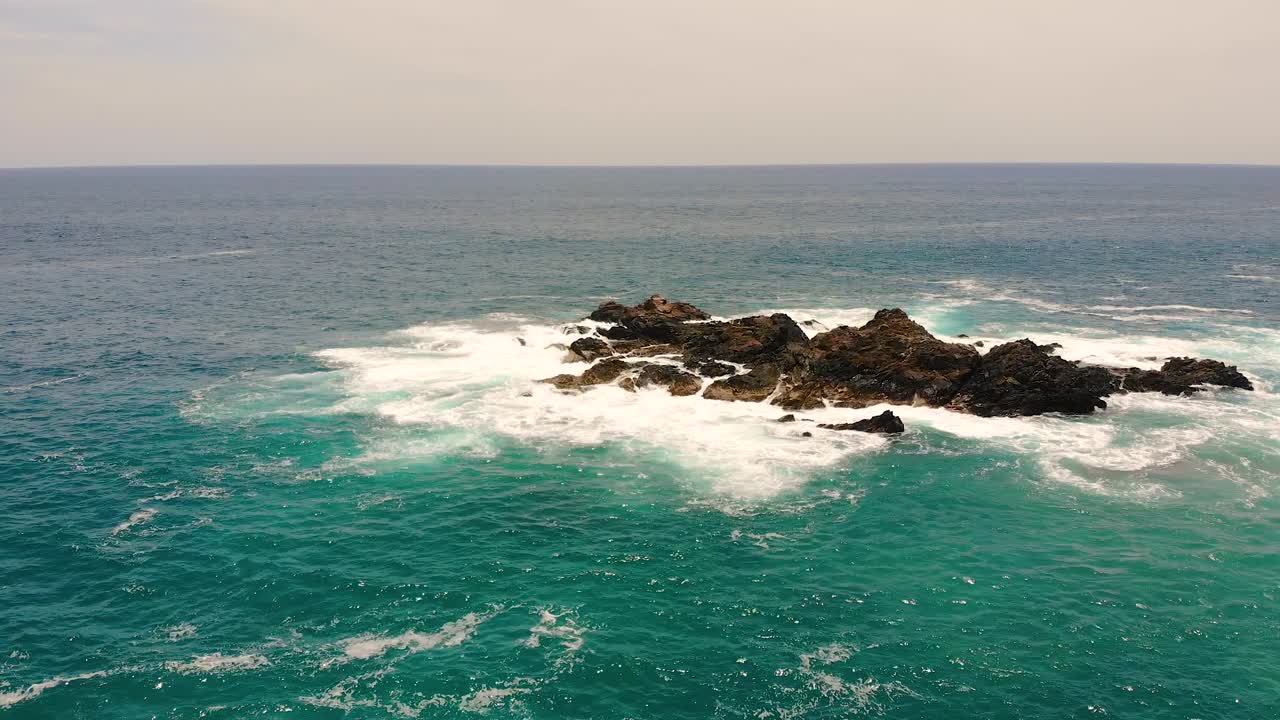 panorama aéreo de las aguas turquesas y la costa rocosa en huatulco, méxico, con olas estrelladas
