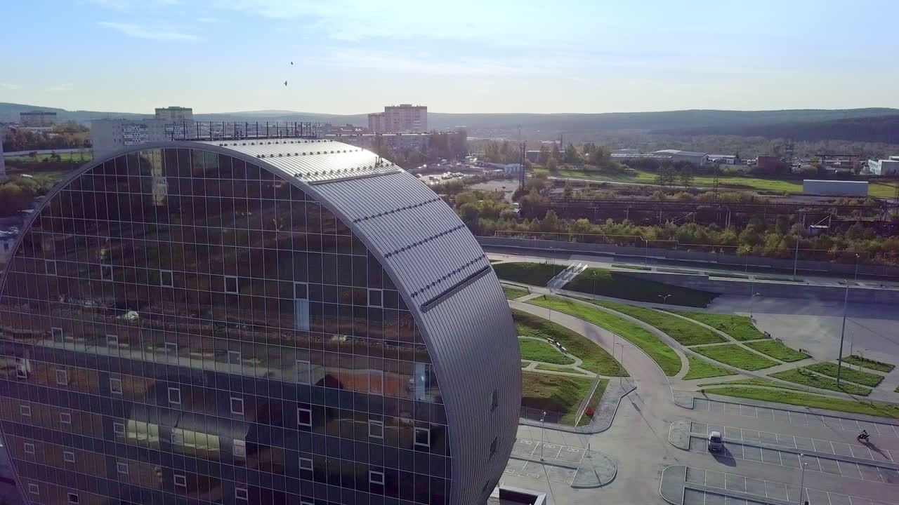 도시 환경 에서 현대적 인 원형 건물 의 공중 사진