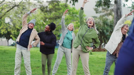 Clase-De-Yoga,-Parque-Y-Grupo-De-Personas-Mayores-Con-Entrenador