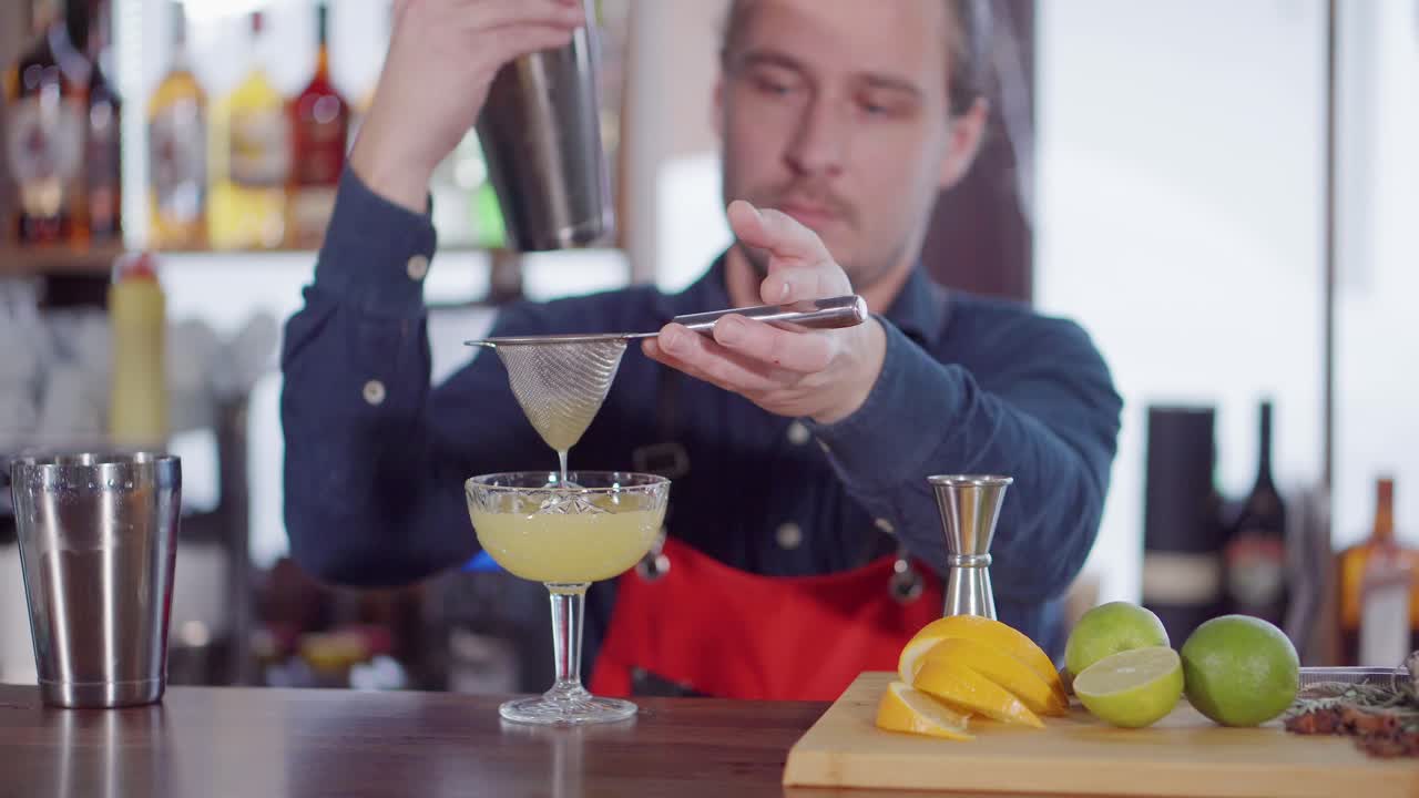 테일을 준비하는 바텐더