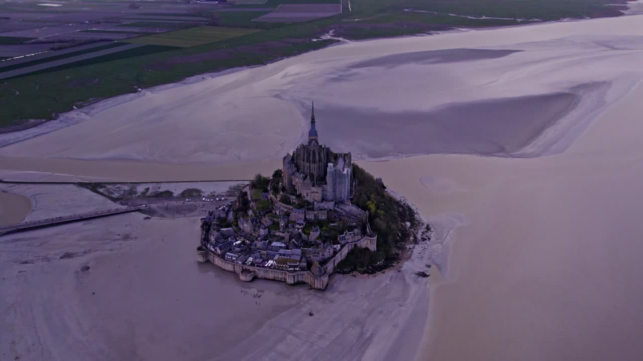 L'abbazia di Mont-Saint-Michel con pecore nella Manica