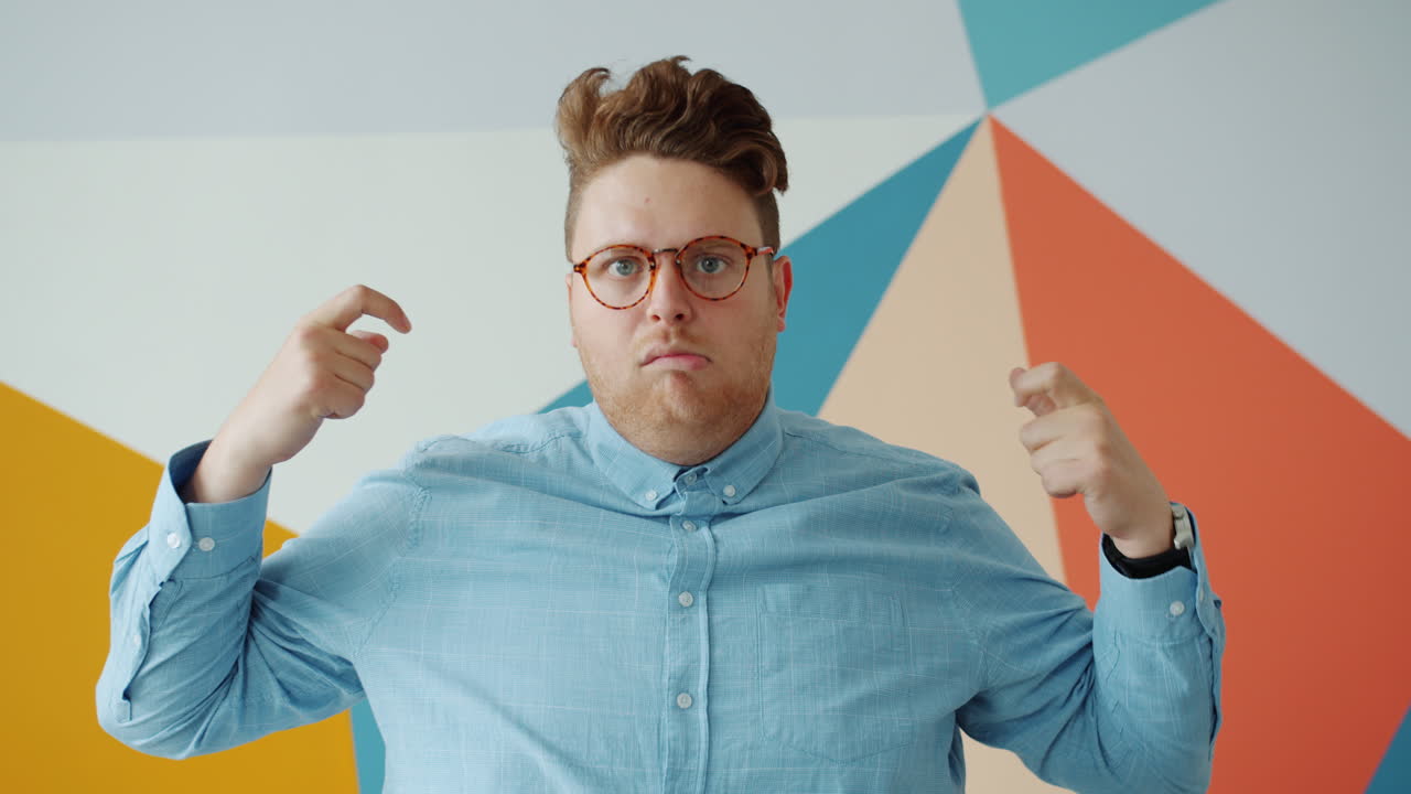 человек с удивленным выражением лица