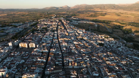 Densamente-El-Paisaje-Urbano-De-Los-Pueblos-Españoles-De-Ronda-Durante-La-Puesta-De-Sol-En-Málaga,-España