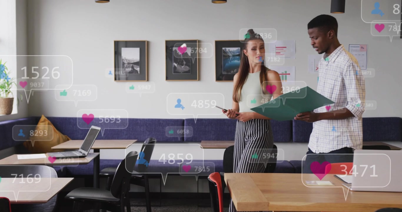 Video verticale: Uomo che indica una cartella mentre una donna tocca il telefono, animando statistiche sociali per il marketing.