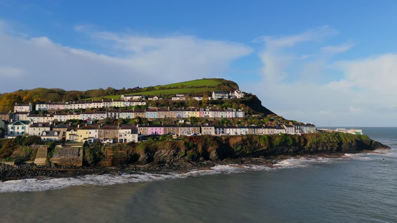 en los acantilados se posan, robustos y fuertes, por encima de las olas, una canción costera