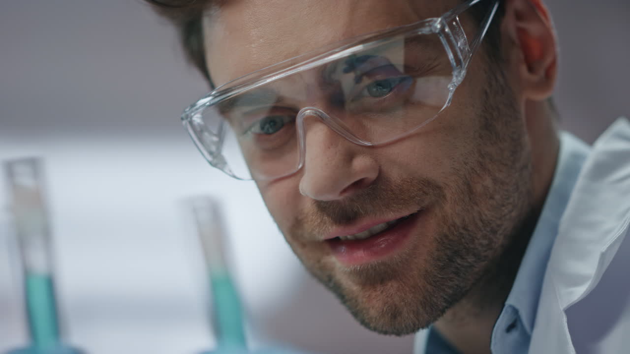 experto en biotecnología comprobando el resultado del experimento en tubos de ensayo laboratorio de primer plano