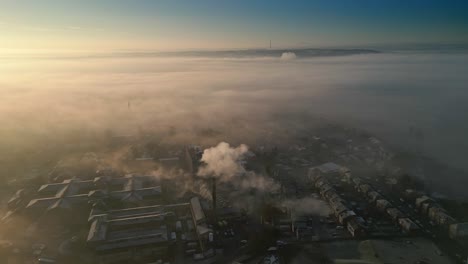 Verträumte-Winterliche-Luftdrohnenszenerie-über-Industriellen-Städtischen-Stadtgebieten,-Die-In-Morgennebel-Gehüllt-Sind