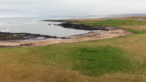 imágenes aéreas que recorren un campo en la playa de ytri tunga ubicada en islandia