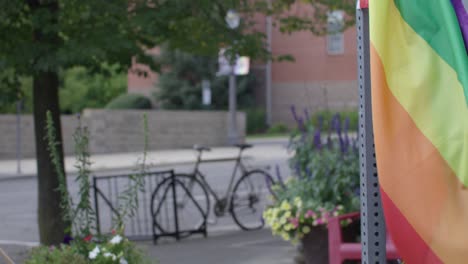 Regenbogen-Pride-Flagge-Weht-Im-Wind-In-Der-Altstadt-Von-Lansing,-Michigan,-Mit-Stabiler-Einspielung