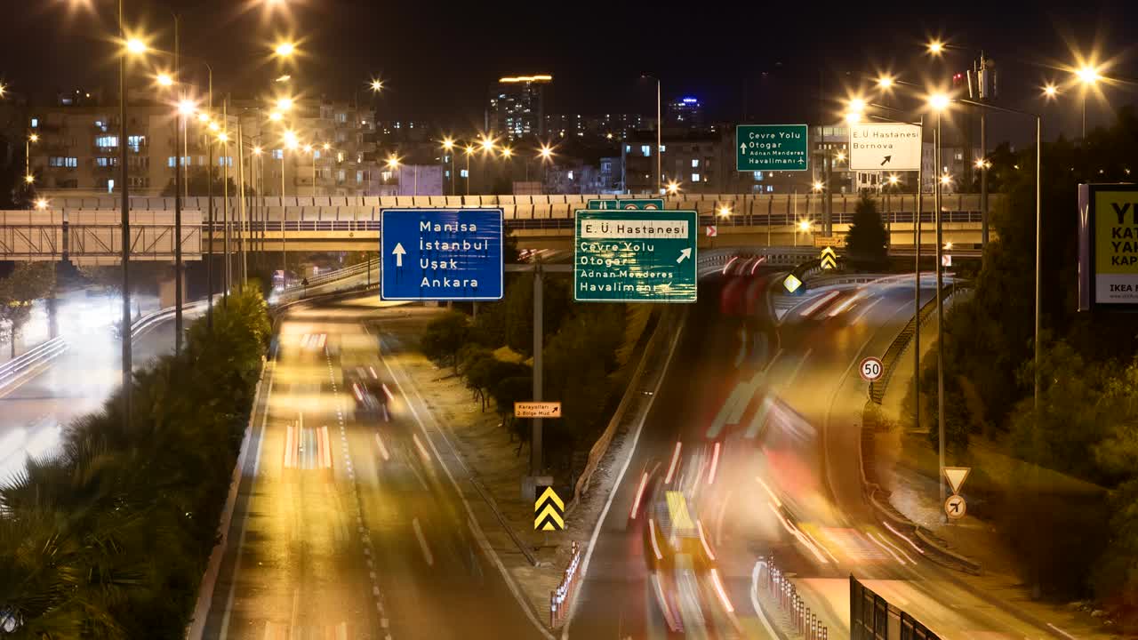 이즈미르의 야간 교통에 대한 4k 타임 스 - 터키 아름답고 인종 간 장면