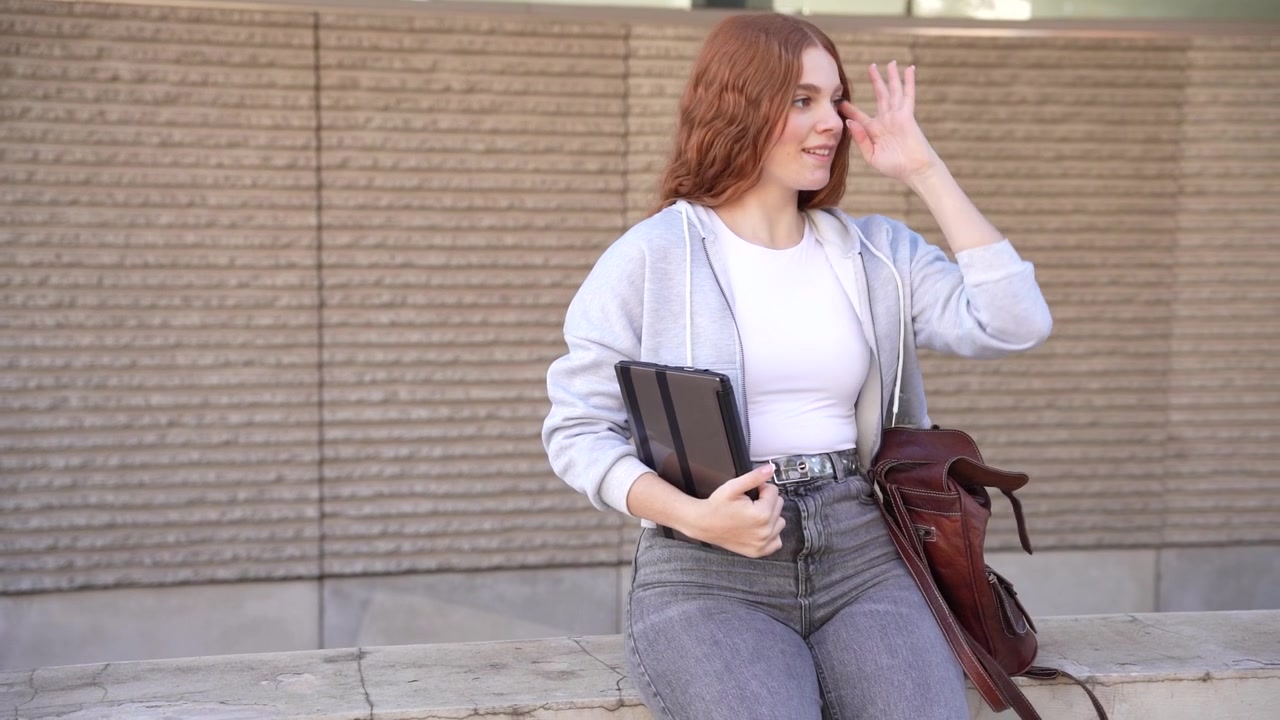 Giovane donna casual che passeggia in un contesto urbano portando uno zaino elegante.