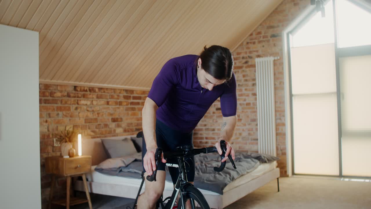 남자 실내 자전거 운동